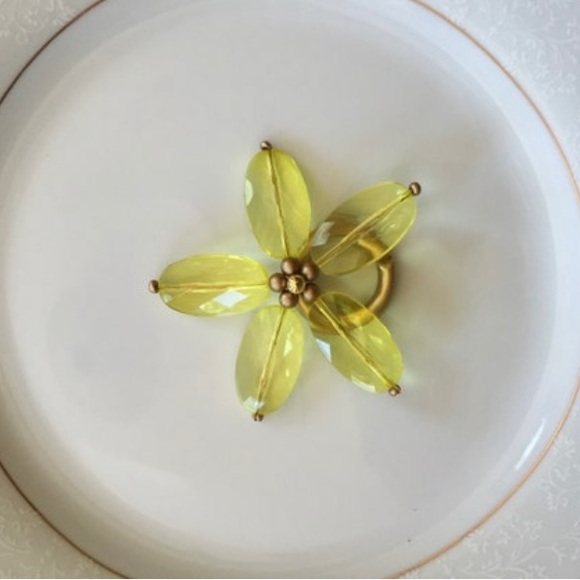 Set of 12 handmade beaded yellow color floral design napkin holders - Picture 3 of 5